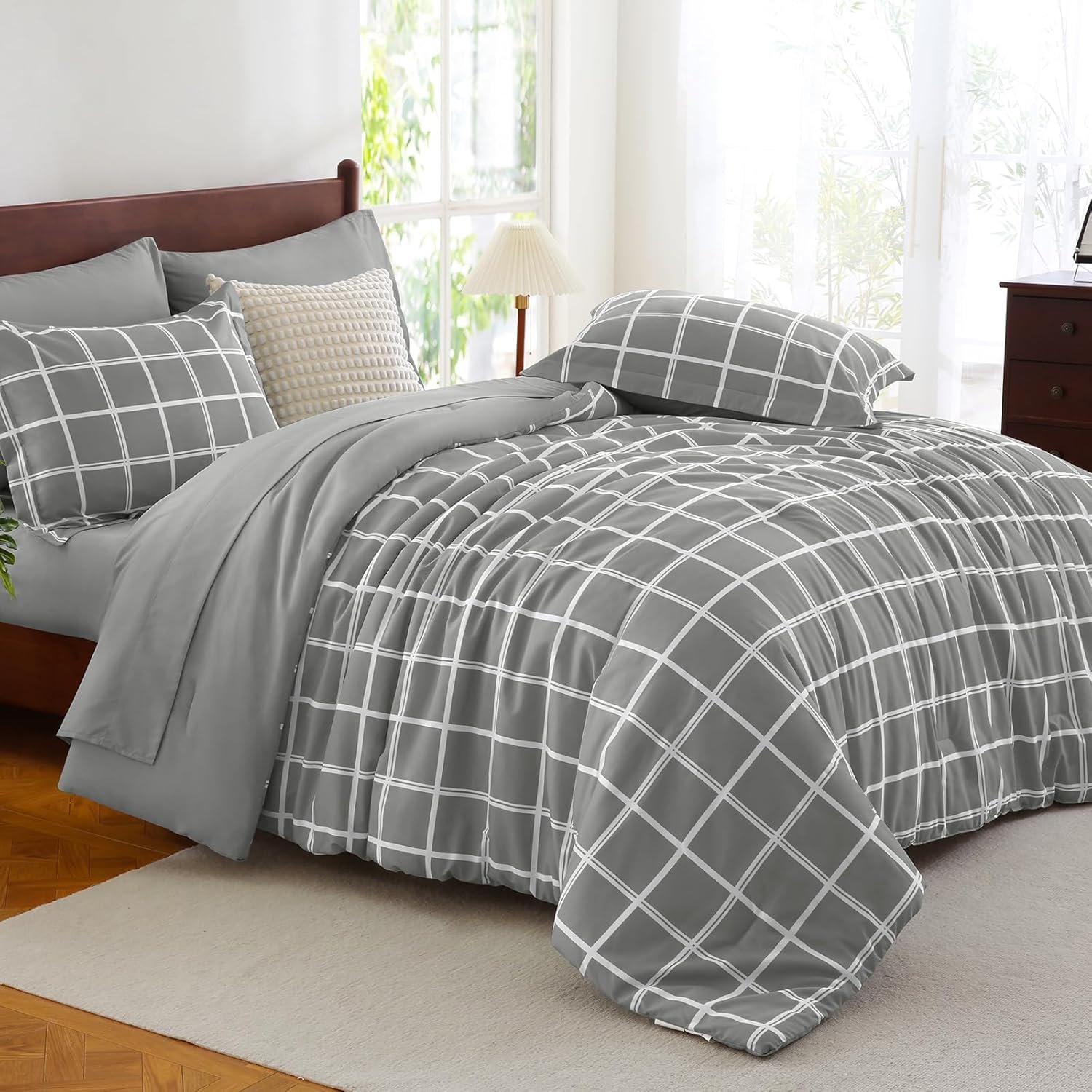 Down-Alternative Comforter Set - Queen (Tailored Stitching) Detail 1