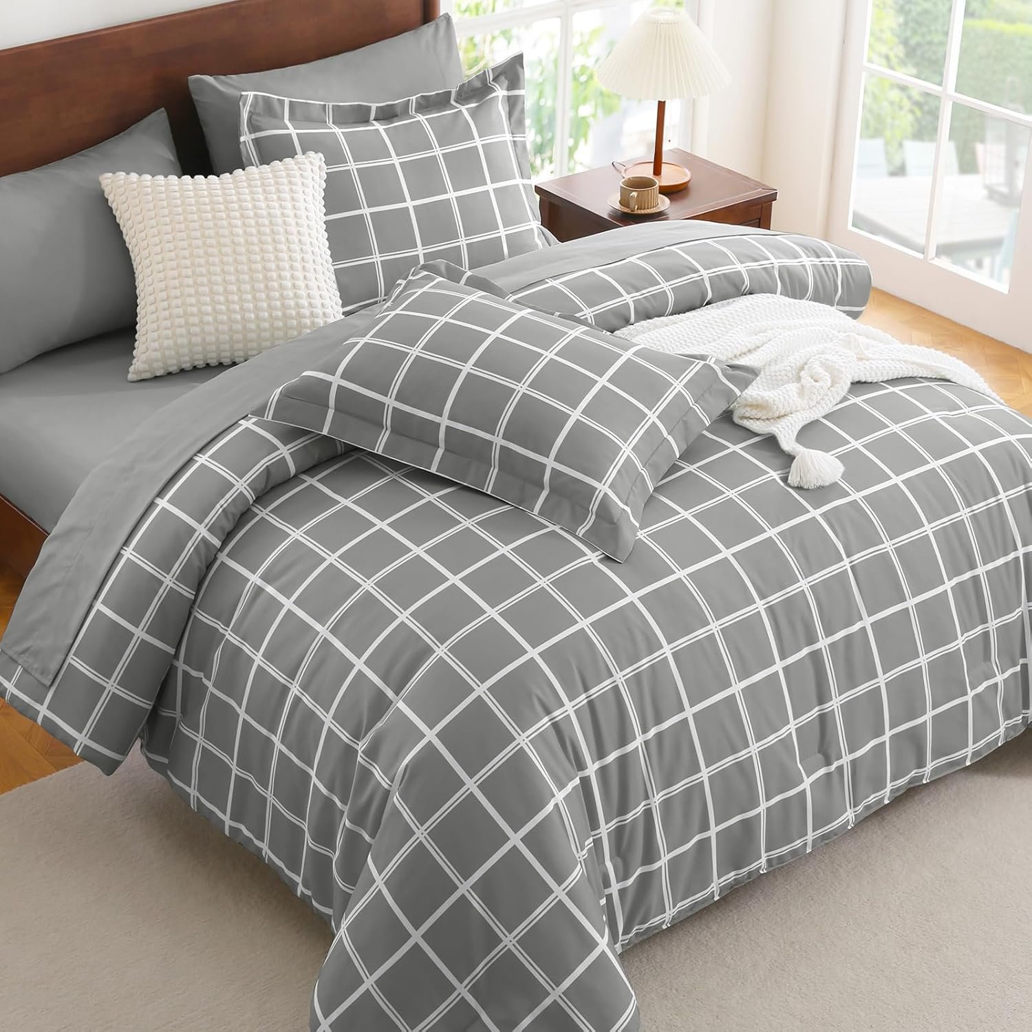 Down-Alternative Comforter Set - Queen (Tailored Stitching) Detail 2