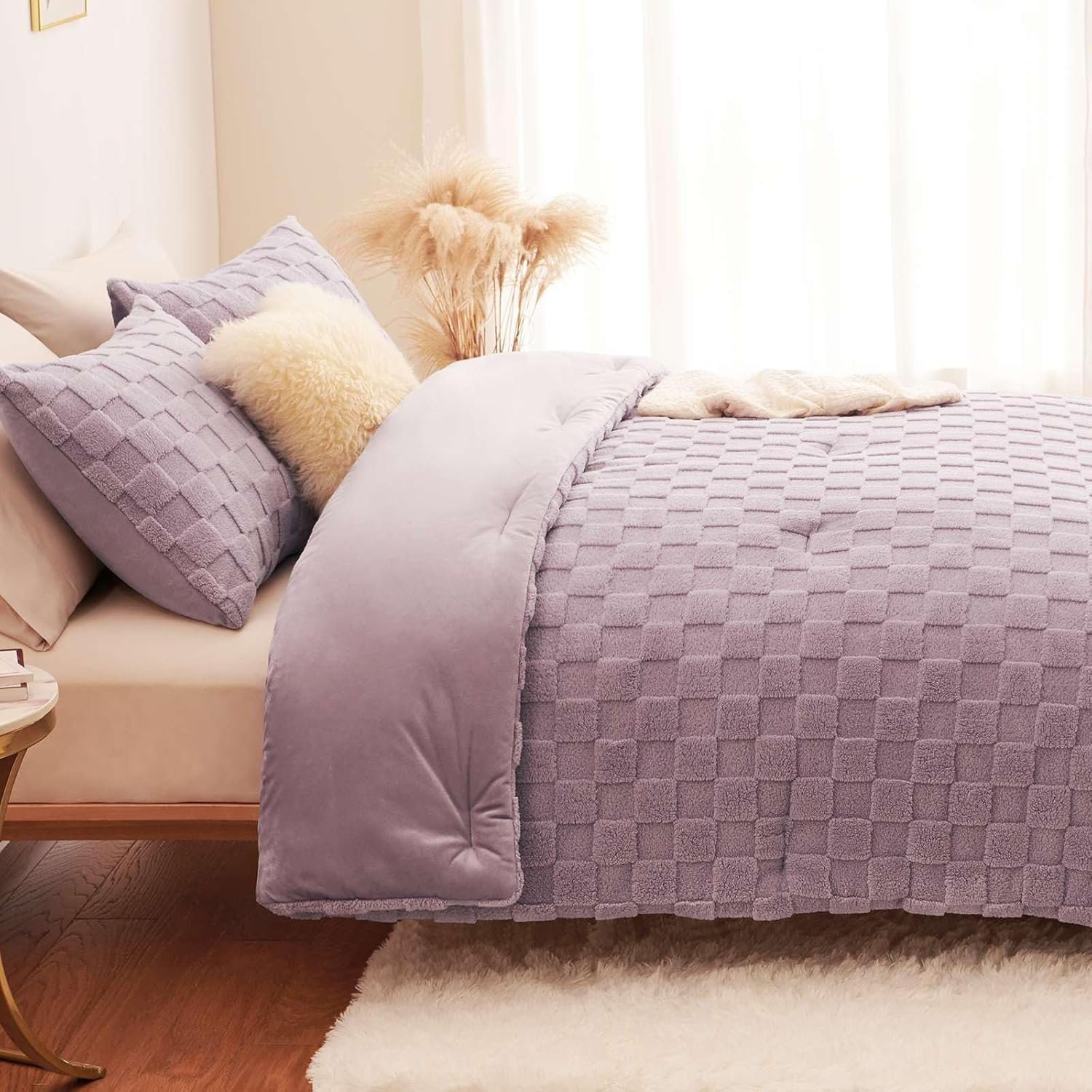 Down-Alternative Comforter Set - Queen (Tailored Stitching) Detail 2