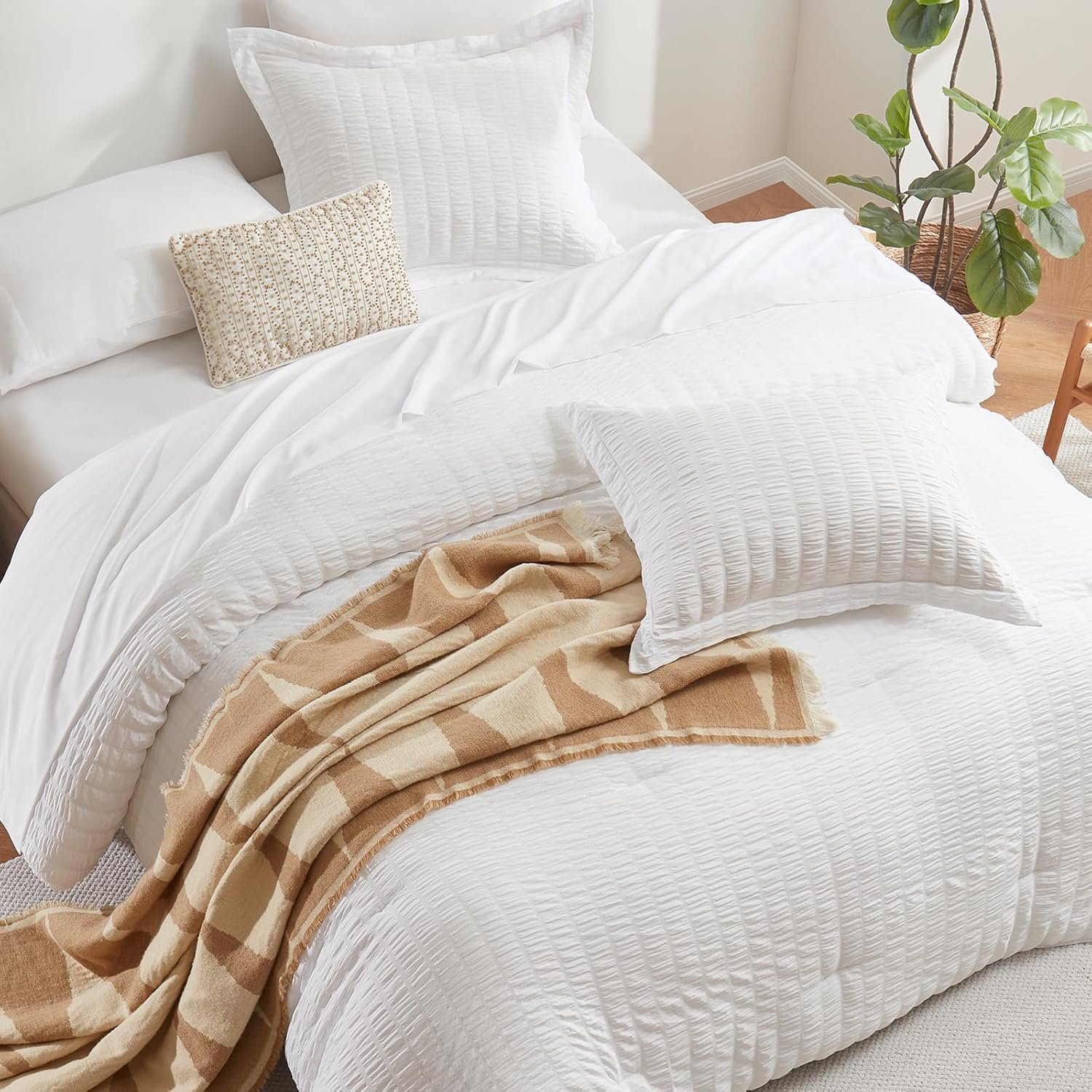 Down-Alternative Comforter Set - Queen (Quilted Stitching) Detail 1